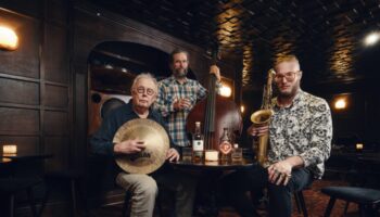 QOWTRIO Three musicians sitting in pub